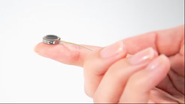1º implante de chip cerebral em humano; entenda como ele funciona