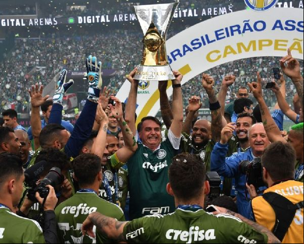 Jair Bolsonaro assiste a jogo do Palmeiras no estádio do clube em SP