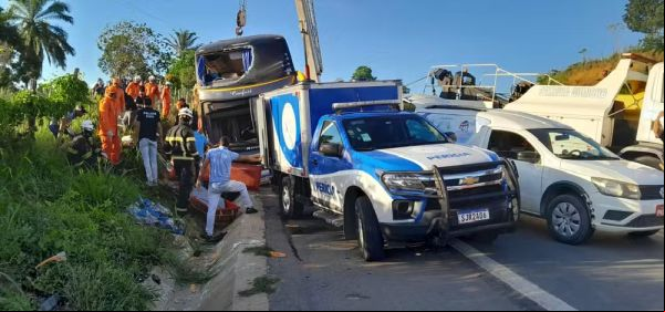 Vítimas que morreram após ônibus de turismo do Rio de Janeiro tombar na Bahia são identificadas; 23