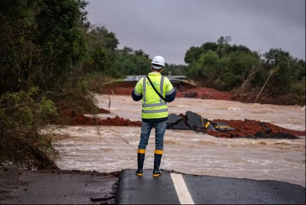 Prejuízos das cidades com desastres climáticos ultraa os R$ 700 bilhões em 12 anos