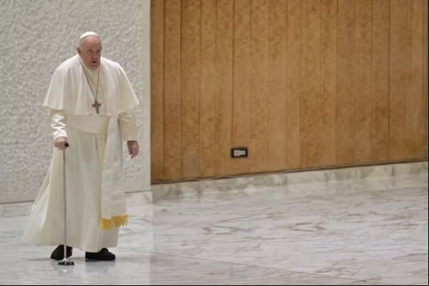 Papa Francisco retorna do hospital após realizar exames; símbolo da igreja estava com sintomas de gr