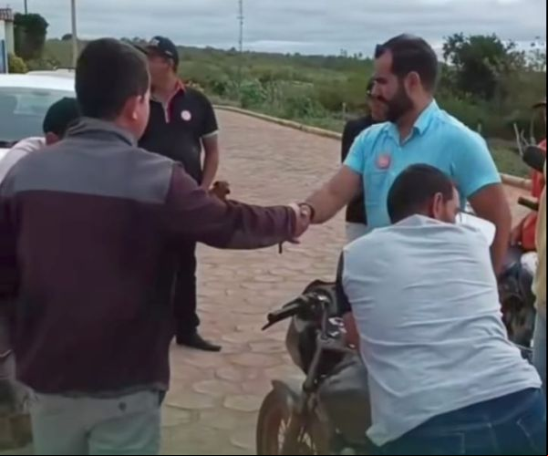 JACARACI: prefeito detinho leva a prefeitura até vila paiol para atender a comunidade