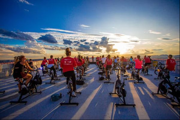 Spinning nas alturas: exercício em helipontos e terraços de prédios vira tendência em São Paulo.