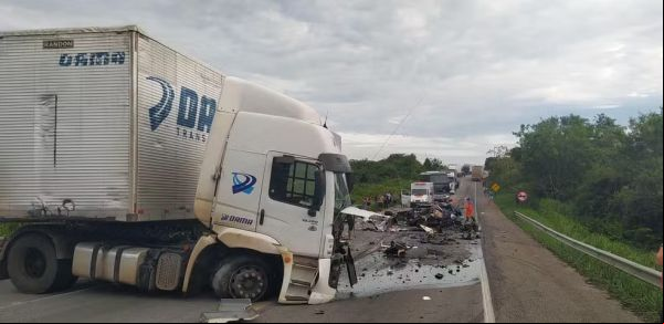 Quatro adultos e uma criança morrem após batida entre caminhão e carro no sudoeste da Bahia